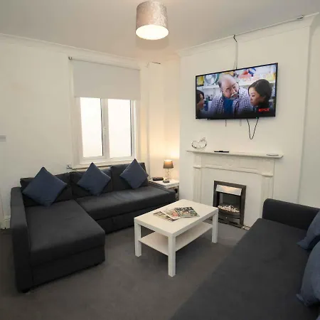 Pass The Keys Trafalgar House, Sleeps 6,Free Parking,Scarborough بيت للعطل