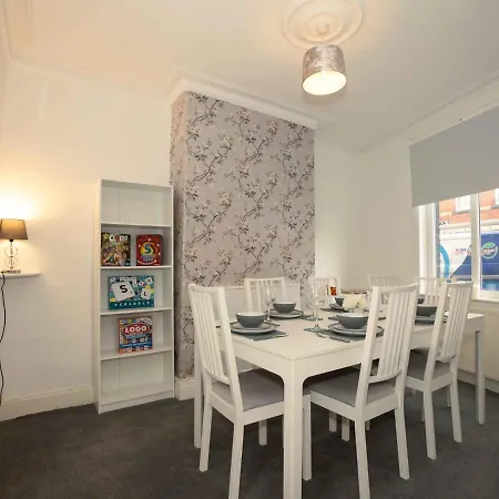 بيت للعطل Pass The Keys Trafalgar House, Sleeps 6,Free Parking,Scarborough سكرابورو