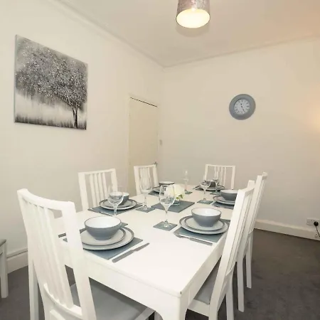Pass The Keys Trafalgar House, Sleeps 6,Free Parking,Scarborough بيت للعطل سكرابورو