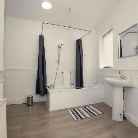 Pass The Keys Trafalgar House, Sleeps 6,Free Parking,Scarborough * سكرابورو